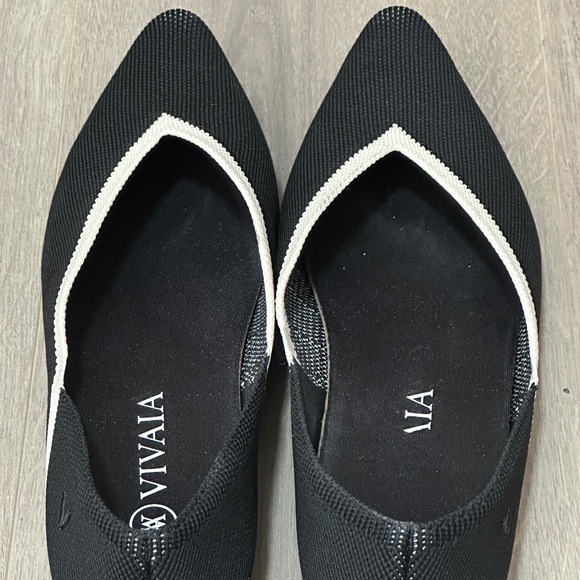 VIVAIA Pointed-Toe V-Cut Flats - Picture 1 of 4